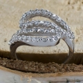 Szeroki srebrny pierścionek z falistymi pasami cyrkonii, rozmiar 18