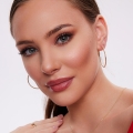 Duże złote kolczyki koła na modelce