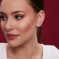 Kolczyki z perłą na modelce – srebrne kolczyki perełki