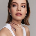Wiszące kolczyki z perłą w uchu modelki
