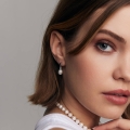 Kolczyki z perłą na modelce – elegancka stylizacja