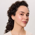 Klasyczne kolczyki z perłą na modelce – elegancki prezent