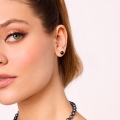 Kolczyki z czarną perłą w uchu modelki