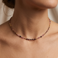 Krótki naszyjnik z kamieni noszony jak choker